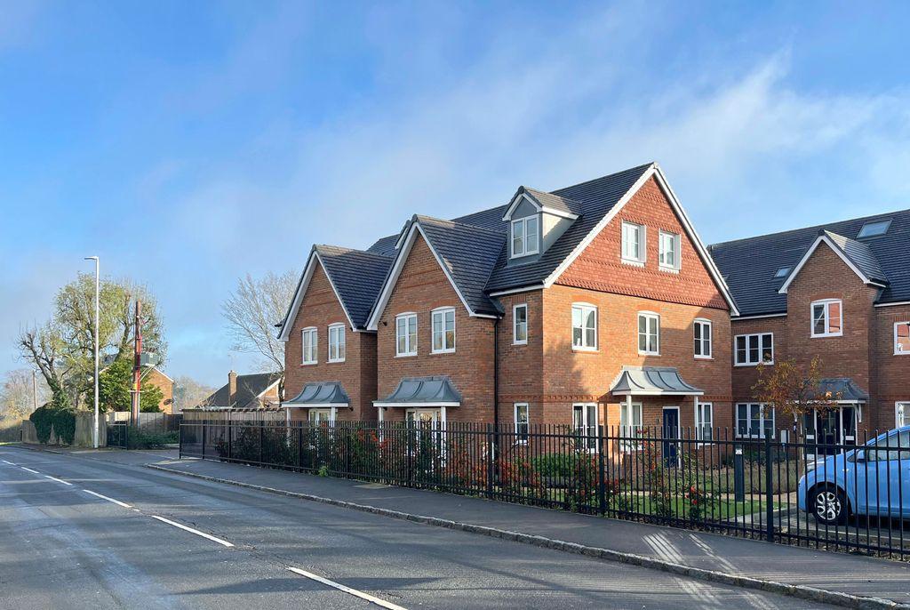 Queens Court, 352 Amersham Road, Hazlemere HP15 7HN 2 bed penthouse £