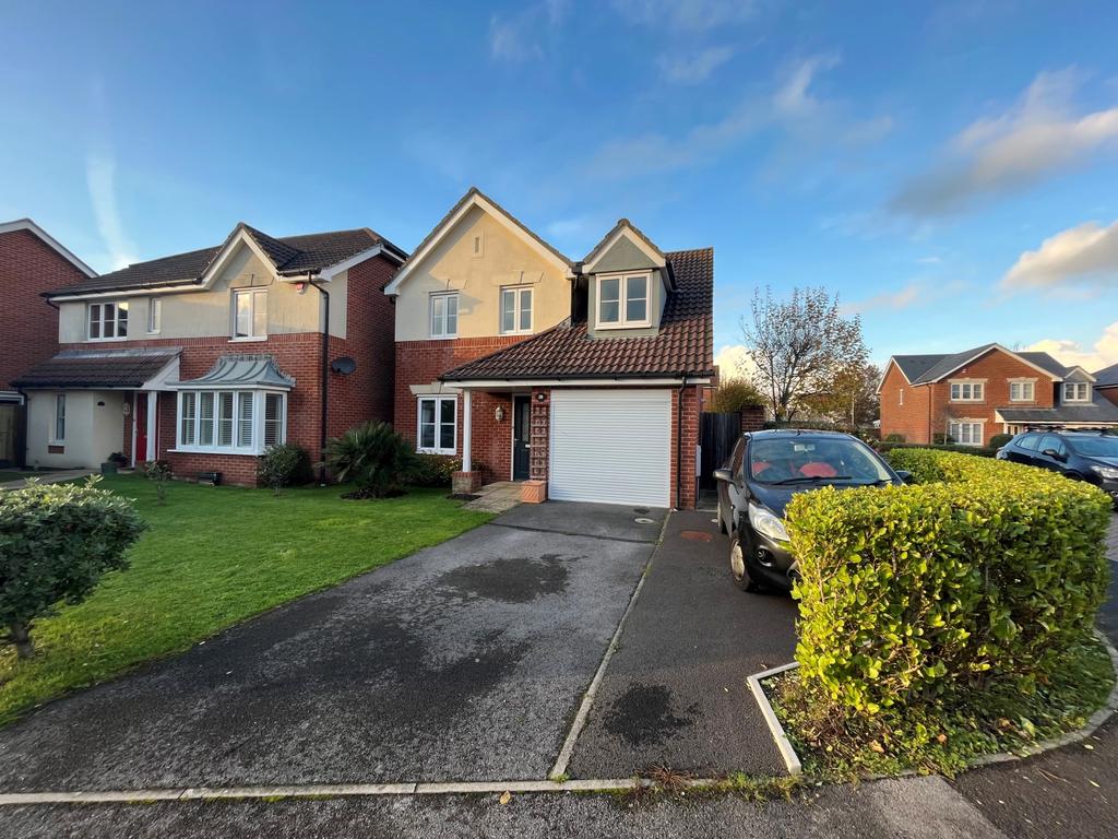 Princess Royal Close, Lymington... 3 bed detached house £1,700 pcm (£