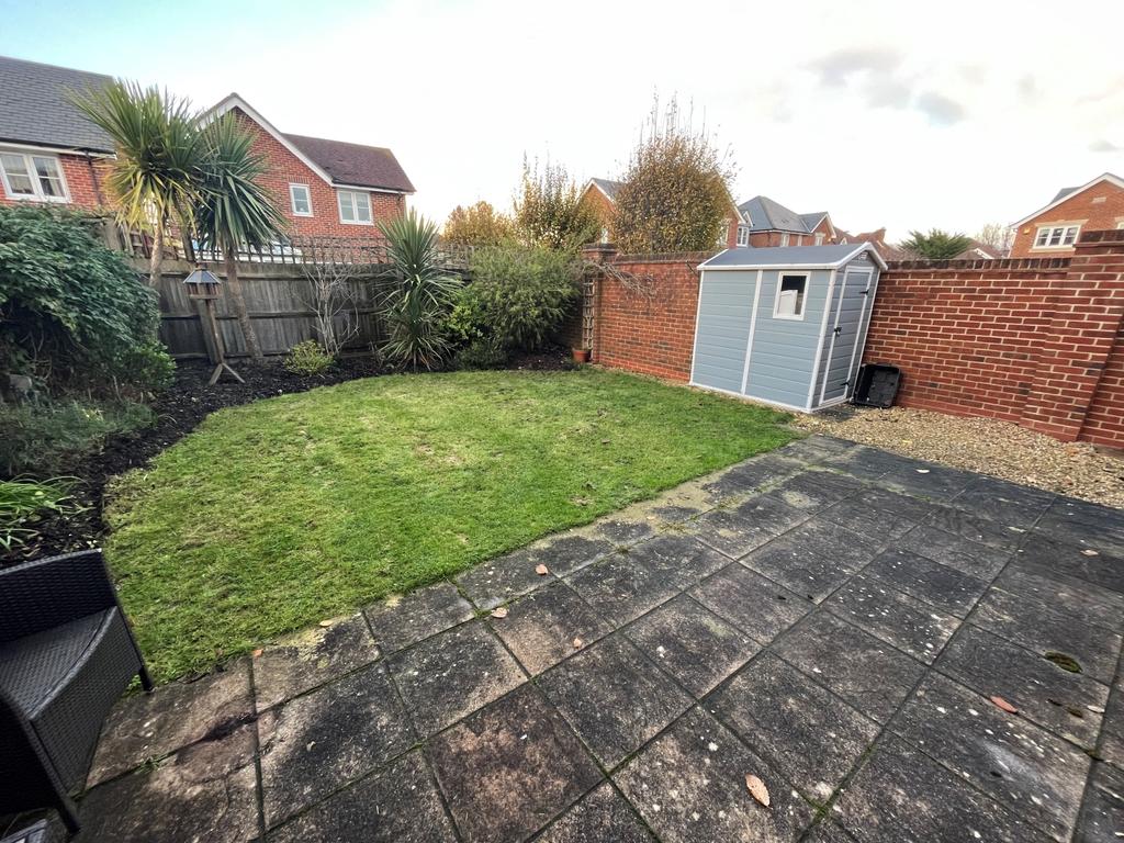 Princess Royal Close, Lymington... 3 bed detached house £1,700 pcm (£