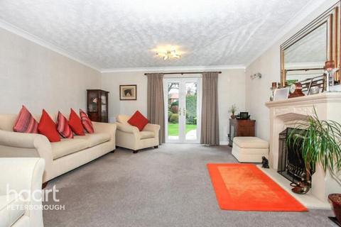 4 bedroom detached house to rent, Derby Drive, Peterborough