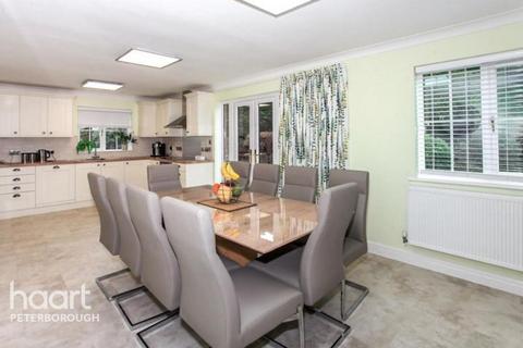 4 bedroom detached house to rent, Derby Drive, Peterborough