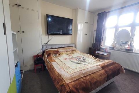 2 bedroom maisonette for sale, North Road