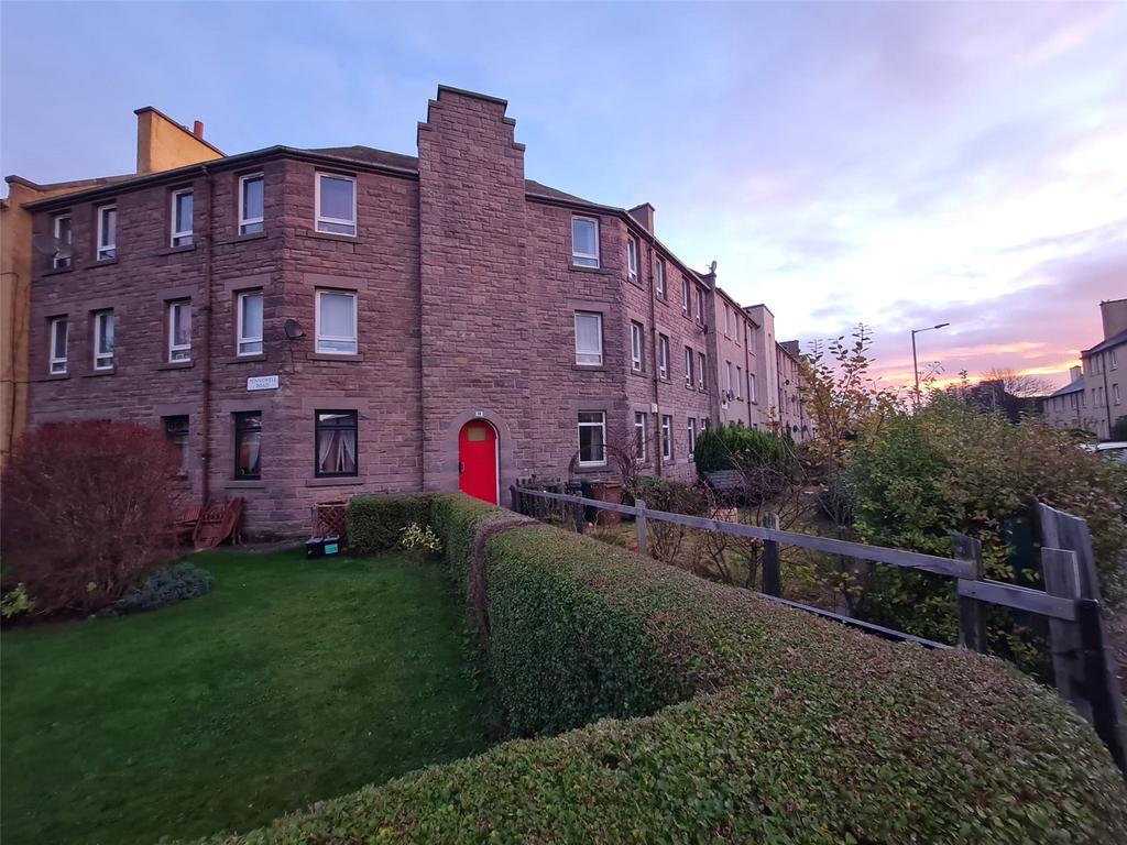 18/2 Pennywell Road, Edinburgh, EH4 2 bed flat £102,500