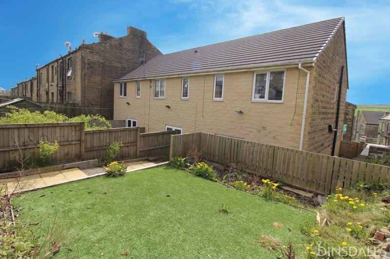 Longhouse Lane, Denholme, Bradford, BD13 4NQ 3 bed townhouse for sale
