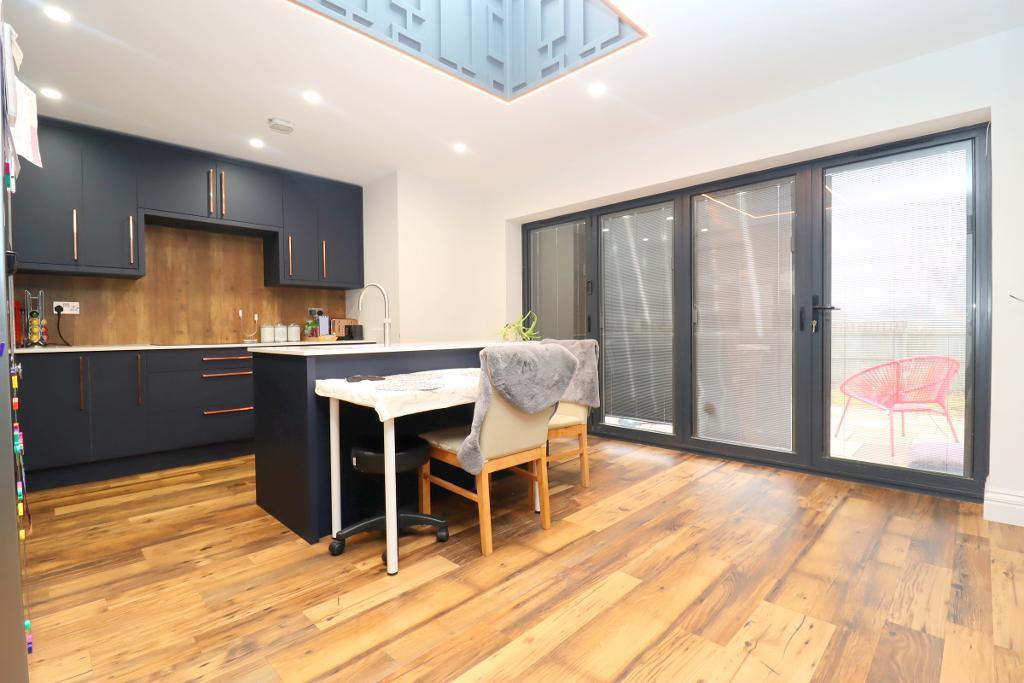 Warden Hill Road, Luton, Bedfordshire, LU2 7AF 3 bed semidetached
