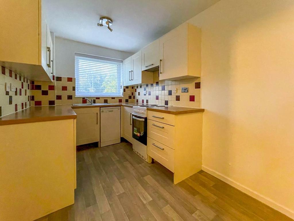 Pittmore Road, Burton, Christchurch 2 bed flat £995 pcm (£230 pw)