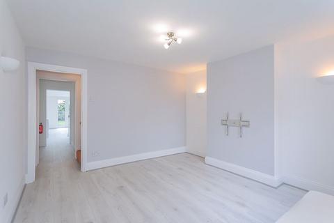 3 bedroom terraced house to rent, Myrtle Road, Sutton SM1 4BX