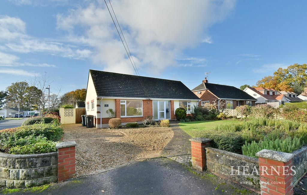 Monkton Close, Ferndown, BH22 3 bed detached bungalow for sale £490,000