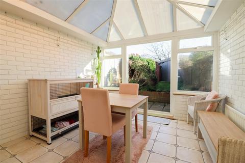 92 Beech Road, Horsham, RH12 4TX