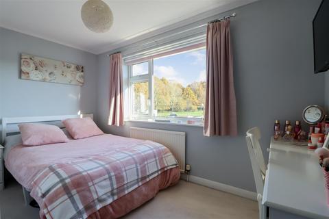 92 Beech Road, Horsham, RH12 4TX