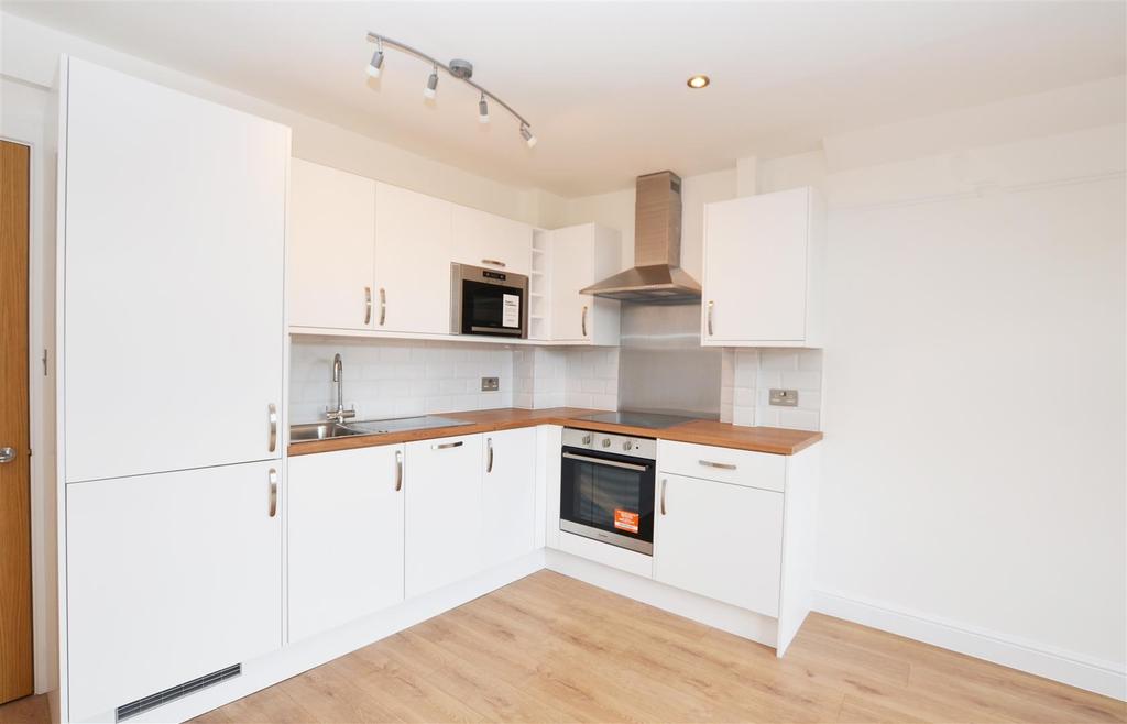 Latimer Road, Teddington 2 bed apartment £1,675 pcm (£387 pw)