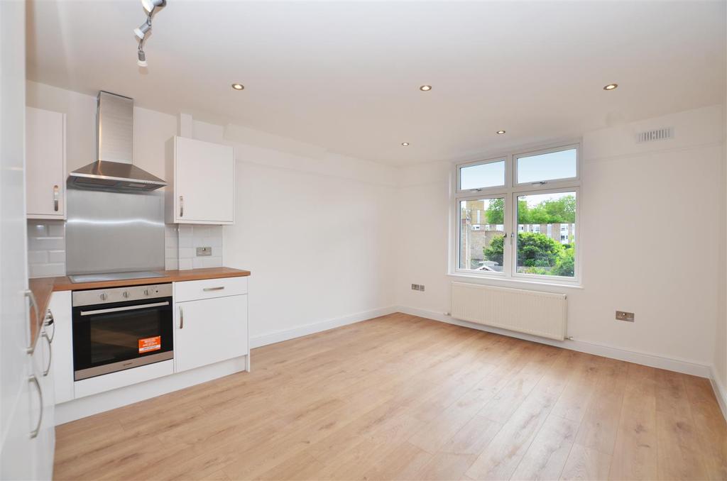 Latimer Road, Teddington 2 bed apartment £1,675 pcm (£387 pw)