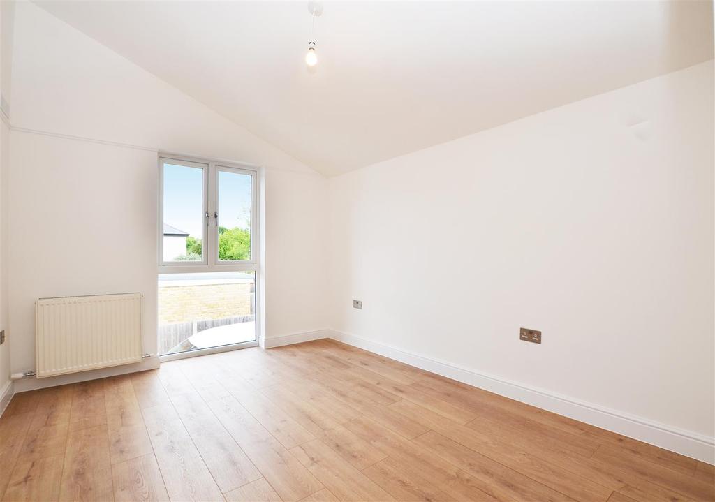 Latimer Road, Teddington 2 bed apartment £1,675 pcm (£387 pw)