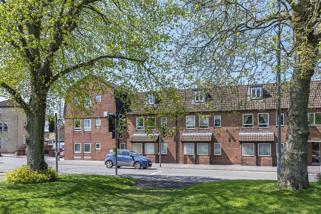 Southbroom Road, Devizes 2 bed flat £775 pcm (£179 pw)