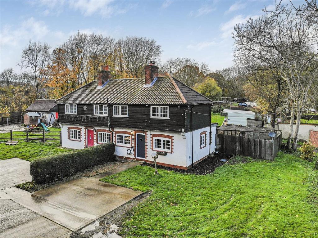 Yaugher Lane, Hartlip, Sittingbourne 3 bed semidetached house for sale £475,000