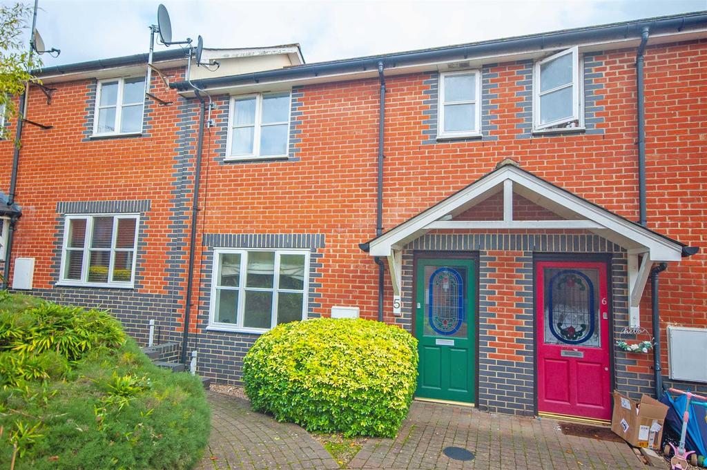 Roxwell Road, Chelmsford 2 bed terraced house £300,000