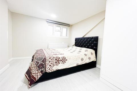 6 bedroom terraced house to rent - Kingston Road, Ilford