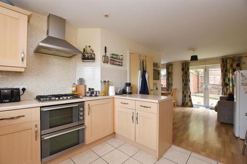 4 bedroom end of terrace house for sale - Lydd Close, St. Leonards-On-Sea