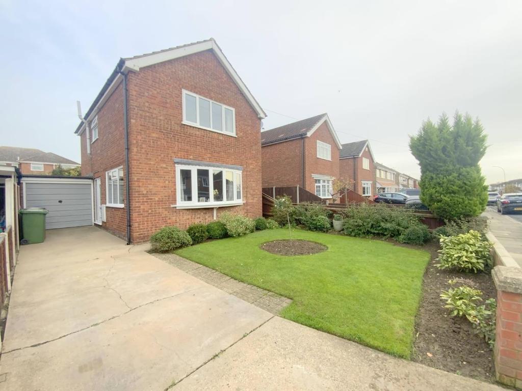 St. Nicholas Drive, Grimsby 3 bed detached house for sale £200,000