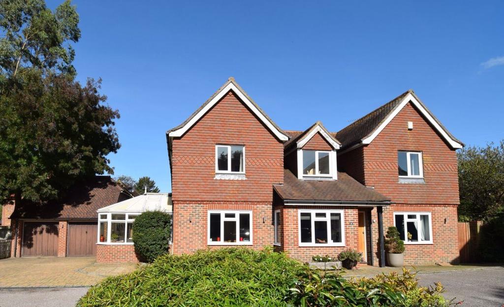 Moat Close, Chipstead TN13 2HZ 5 bed detached house £3,300 pcm (£762 pw)