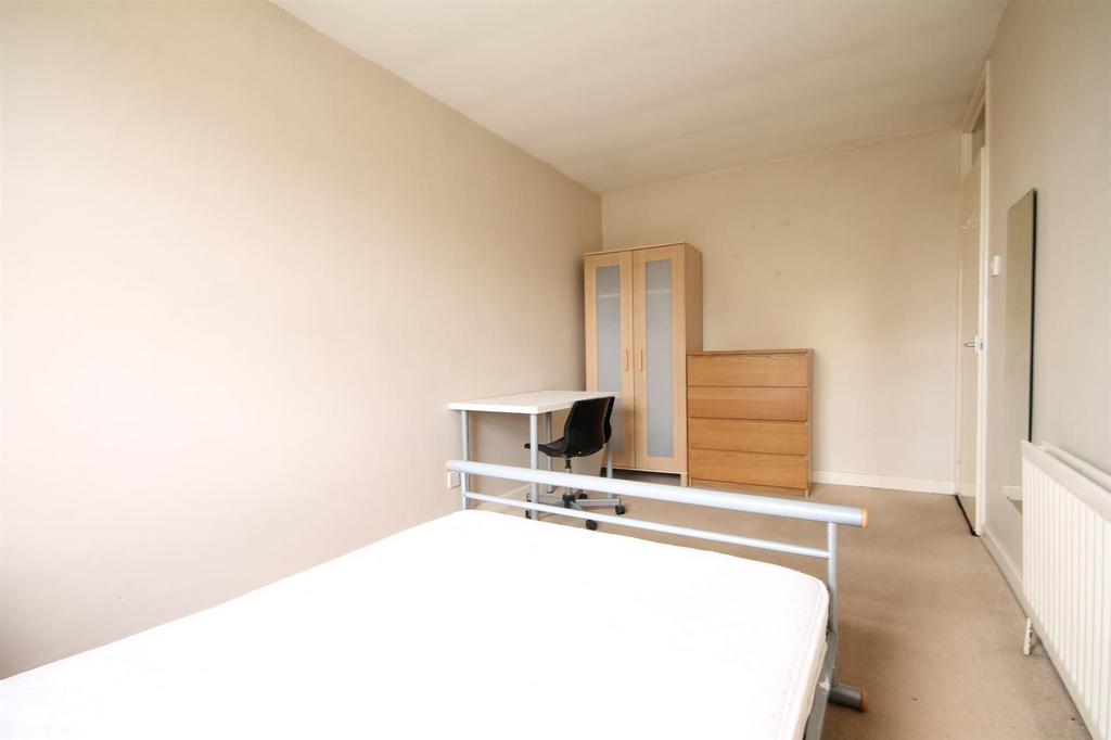 192 B Westgate bedroom 2.jpg
