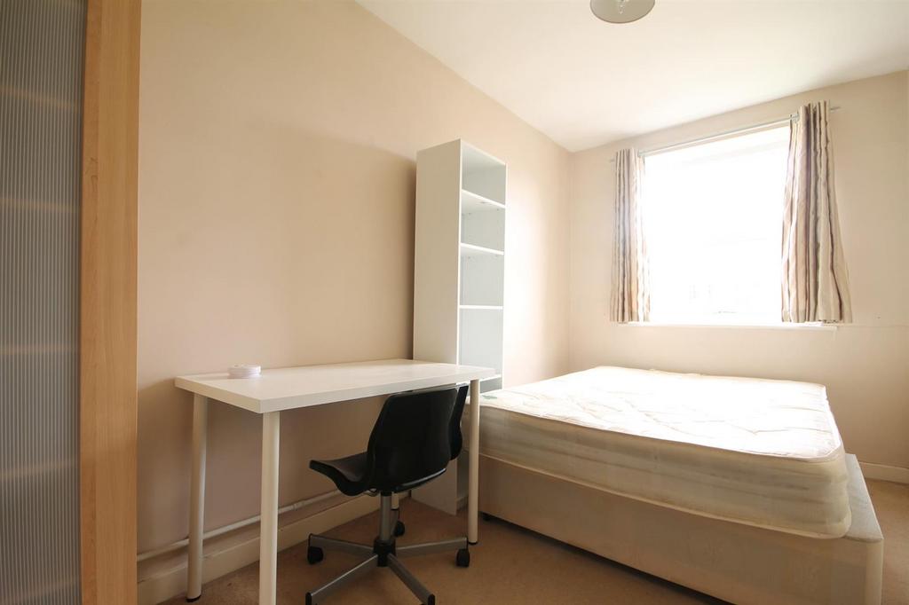192 B Westgate bedroom 3.jpg