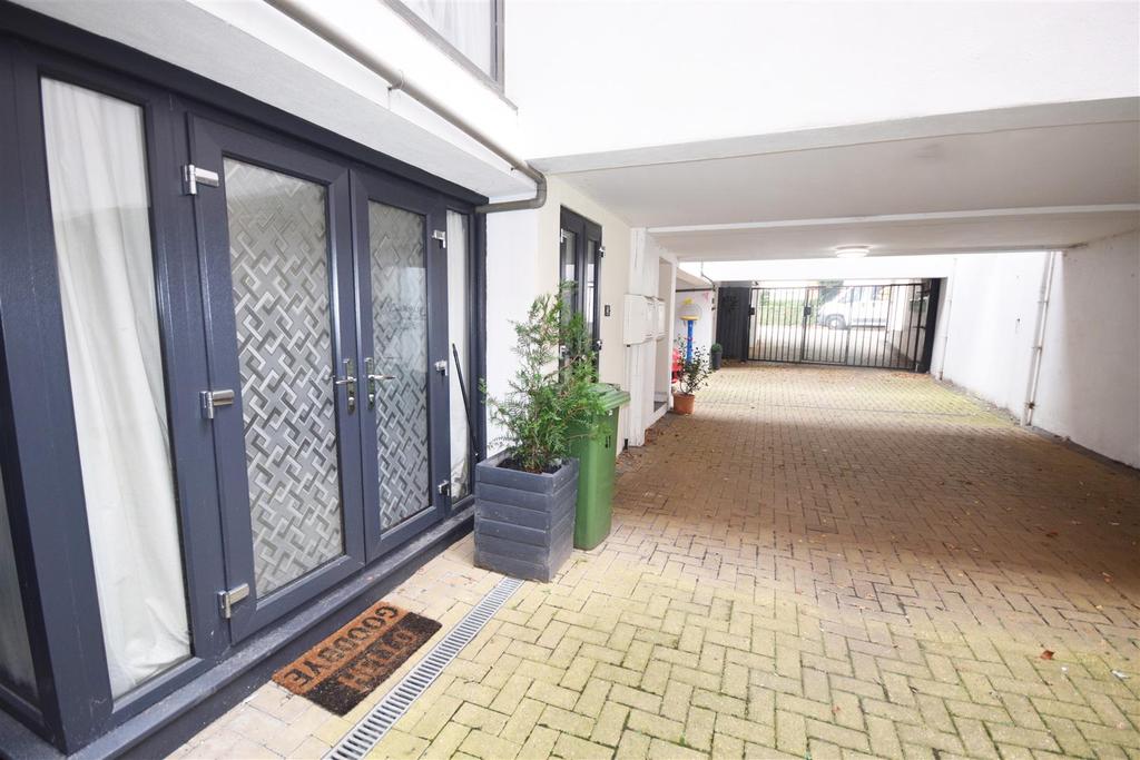 Colne Road, Twickenham 1 bed apartment £1,250 pcm (£288 pw)