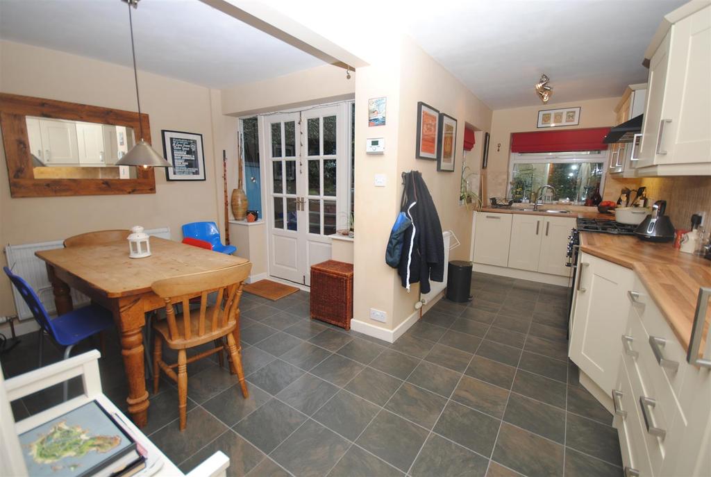 Oxford Drive, Kippax, Leeds 3 bed semidetached house £230,000