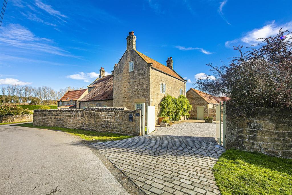 Deep Carrs Farm, Lindrick Common, S81... 5 bed detached house £2,800
