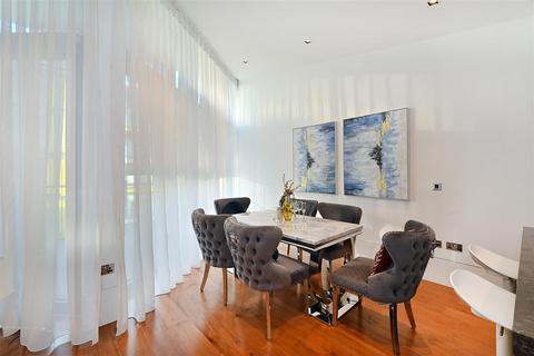 3 bedroom flat for sale, 4 Riverlight Quay, Nine Elms, London SW11