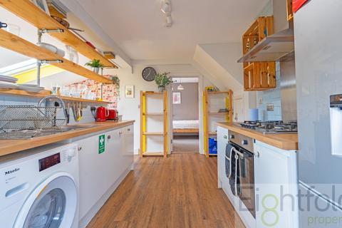 6 bedroom semi-detached house to rent, Southall Avenue, Brighton