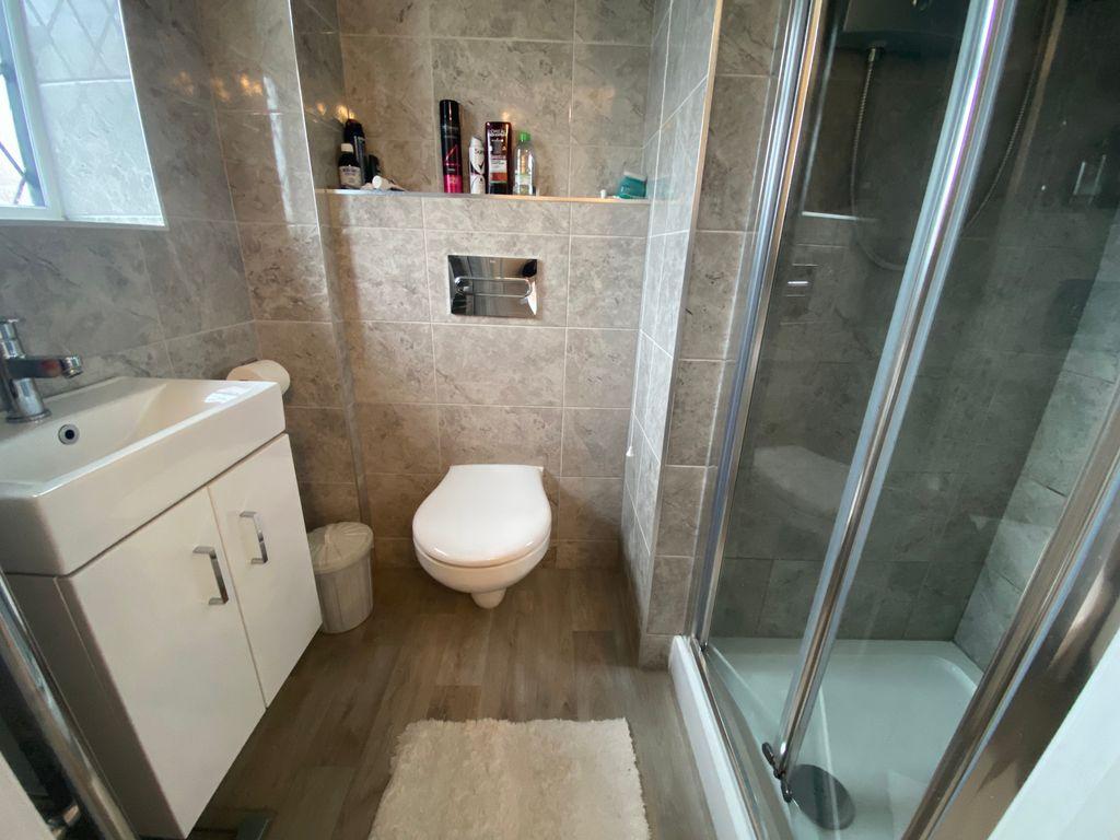 Ensuite to Bed 1