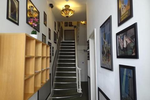Studio to rent, Fairholme Road, West Kensington, London, W14