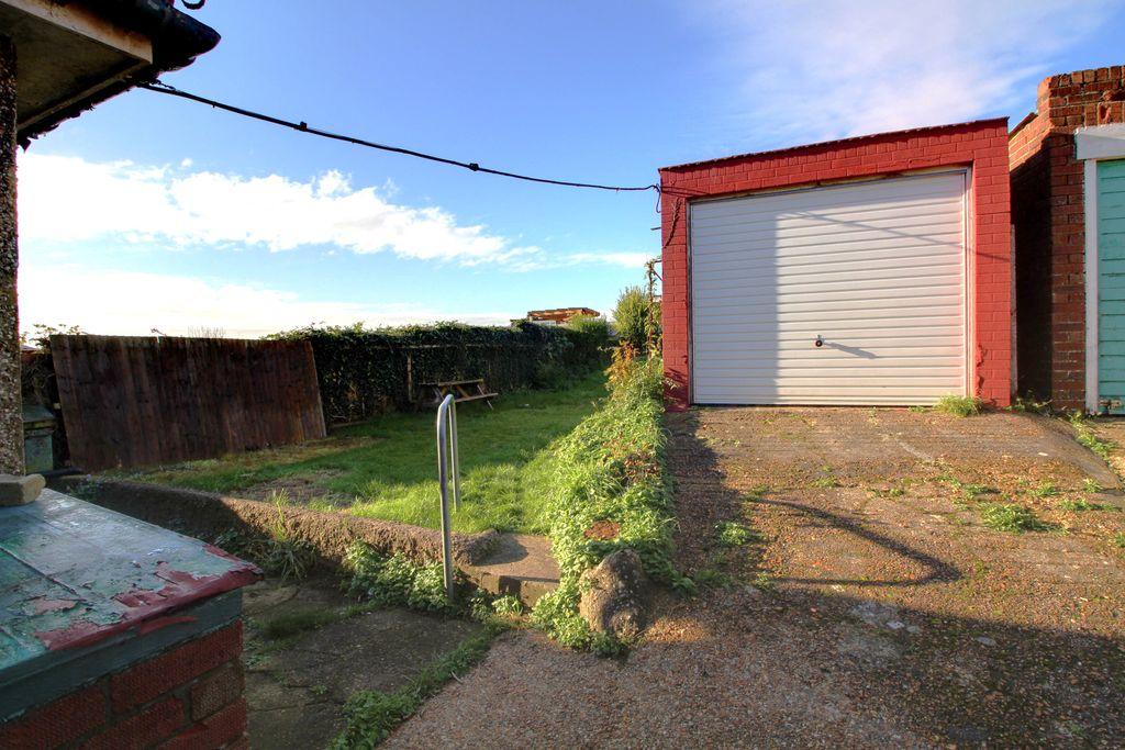 Fernwood Rise, Brighton BN1 5ER 2 bed detached bungalow £1,450 pcm (£