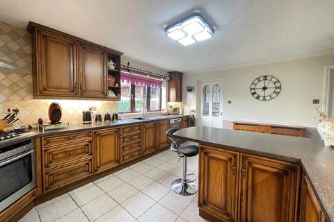 4 bedroom detached house for sale - Southwick Road, Canvey Island