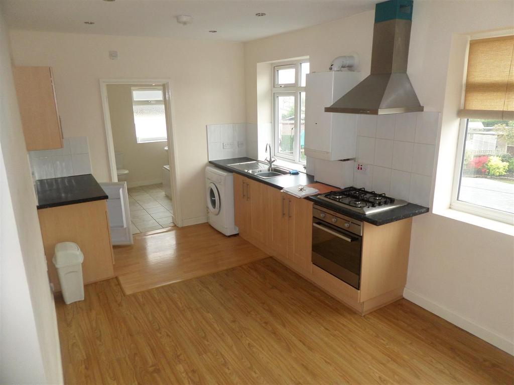 Broadstone Avenue, Walsall 1 bed apartment £550 pcm (£127 pw)