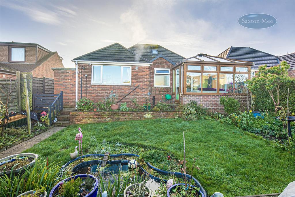 Hollin Busk Lane, Deepcar, S36 1QP 3 bed detached bungalow for sale £