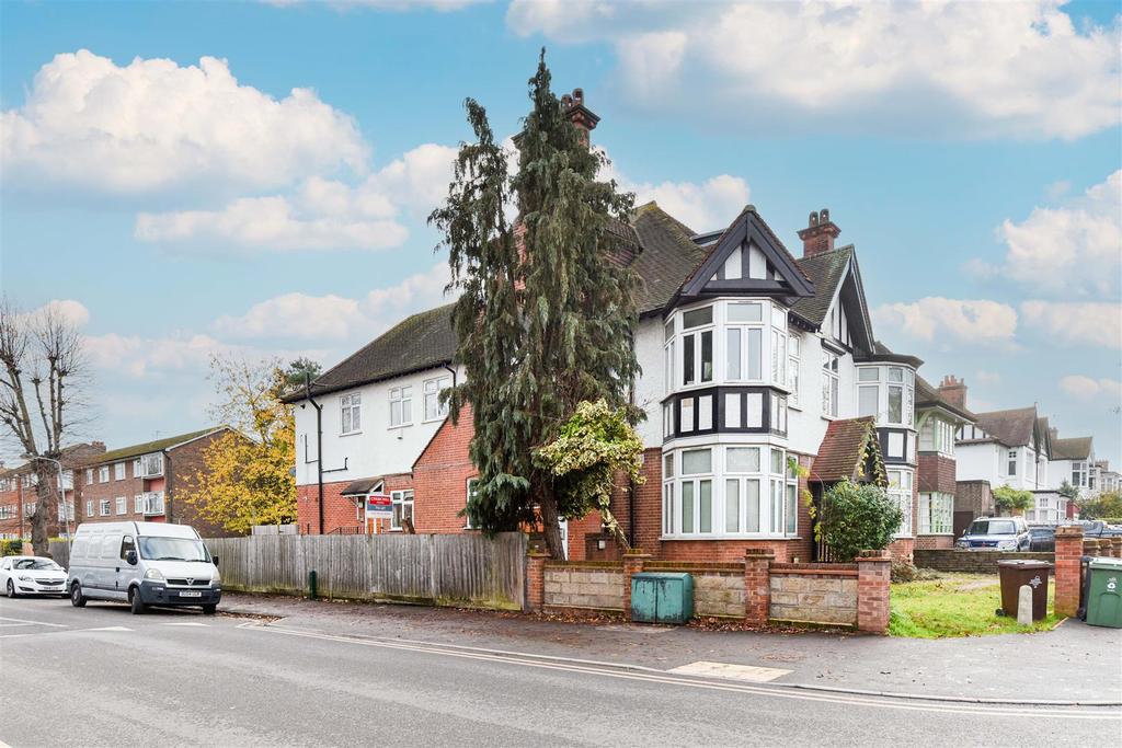 The Drive, Chingford 2 bed flat £1,500 pcm (£346 pw)