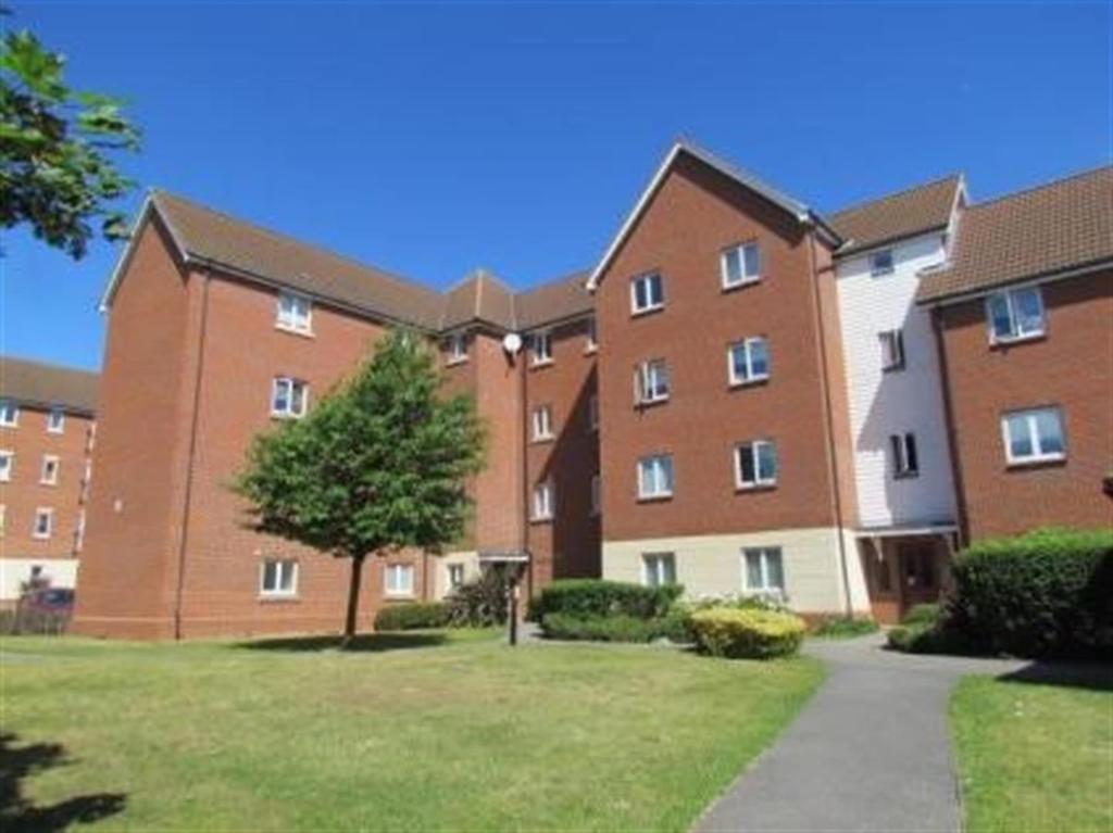 Hevingham Drive, Romford, Essex, RM6 4UA 2 bed flat £1,275 pcm (£294 pw)