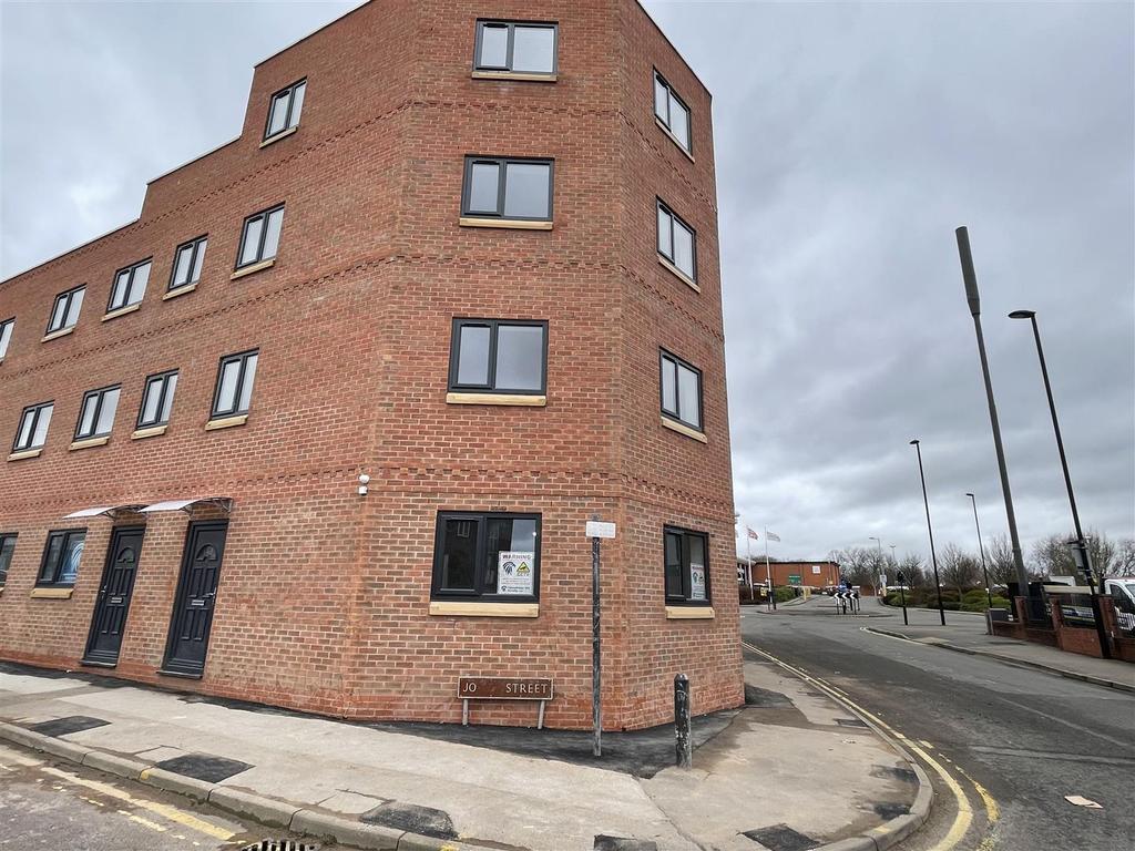 John Street, Willenhall 2 bed apartment £700 pcm (£162 pw)