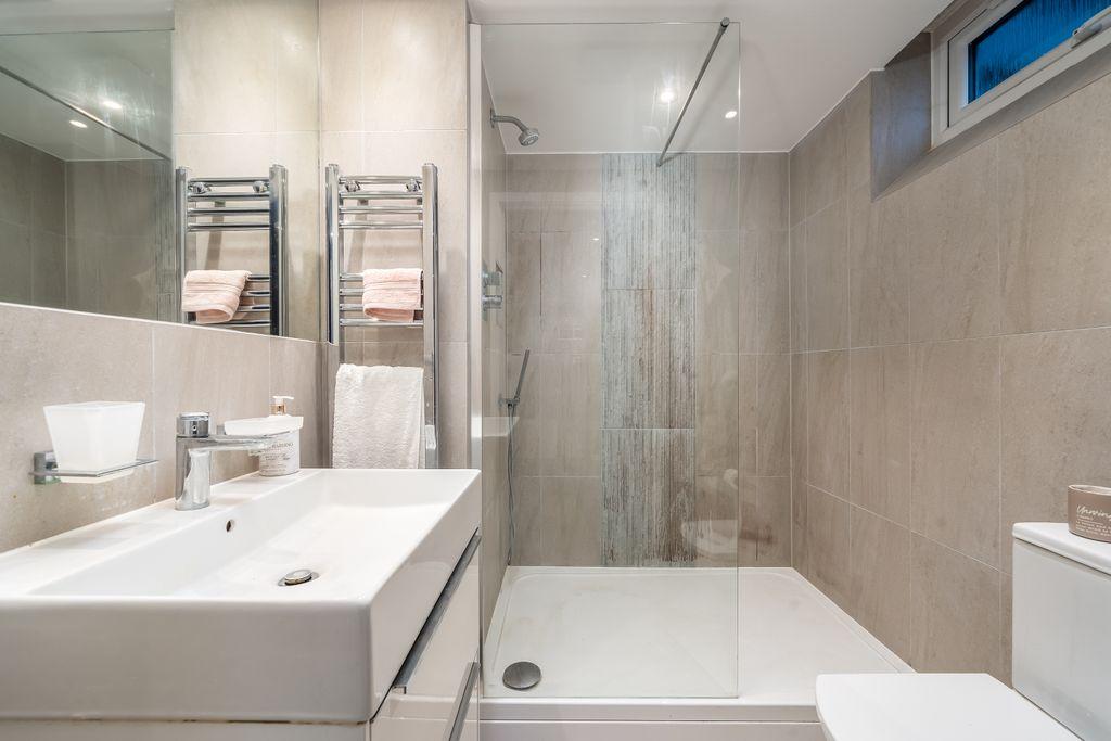 Ensuite to Bed 1