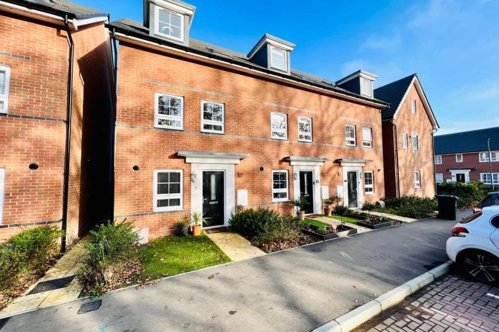 Blackbess Lane, Chertsey, Surrey, KT16 3 bed end of terrace house for