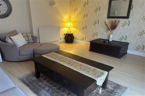 3 bedroom flat to rent, Regal Court, HU17