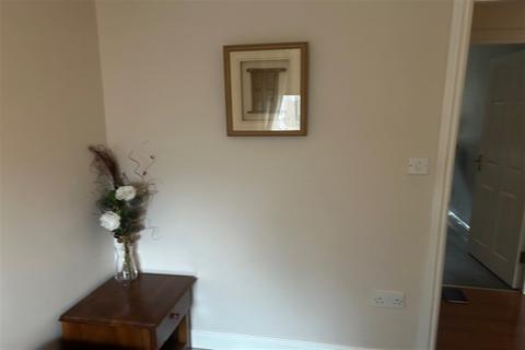 3 bedroom flat to rent, Regal Court, HU17