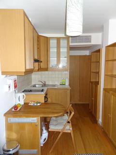 Studio to rent, Cartwright Gardens, Bloomsbury, London, WC1H