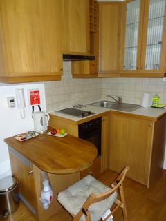 Studio to rent, Cartwright Gardens, Bloomsbury, London, WC1H
