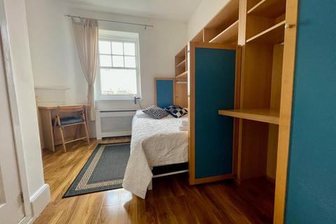 Studio to rent, Fulham Palace Road, Hammersmith, London W6