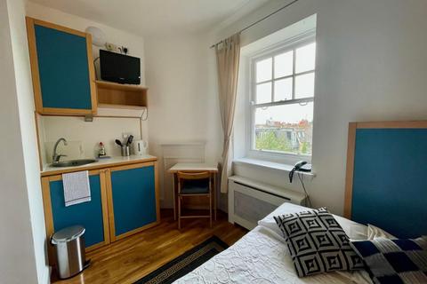 Studio to rent, Fulham Palace Road, Hammersmith, London W6