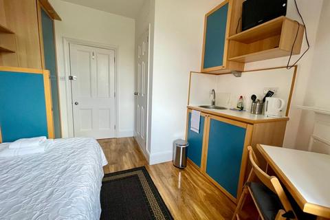 Studio to rent, Fulham Palace Road, Hammersmith, London W6