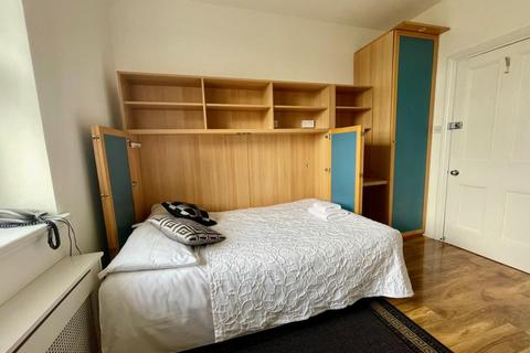 Studio to rent, Fulham Palace Road, Hammersmith, London W6